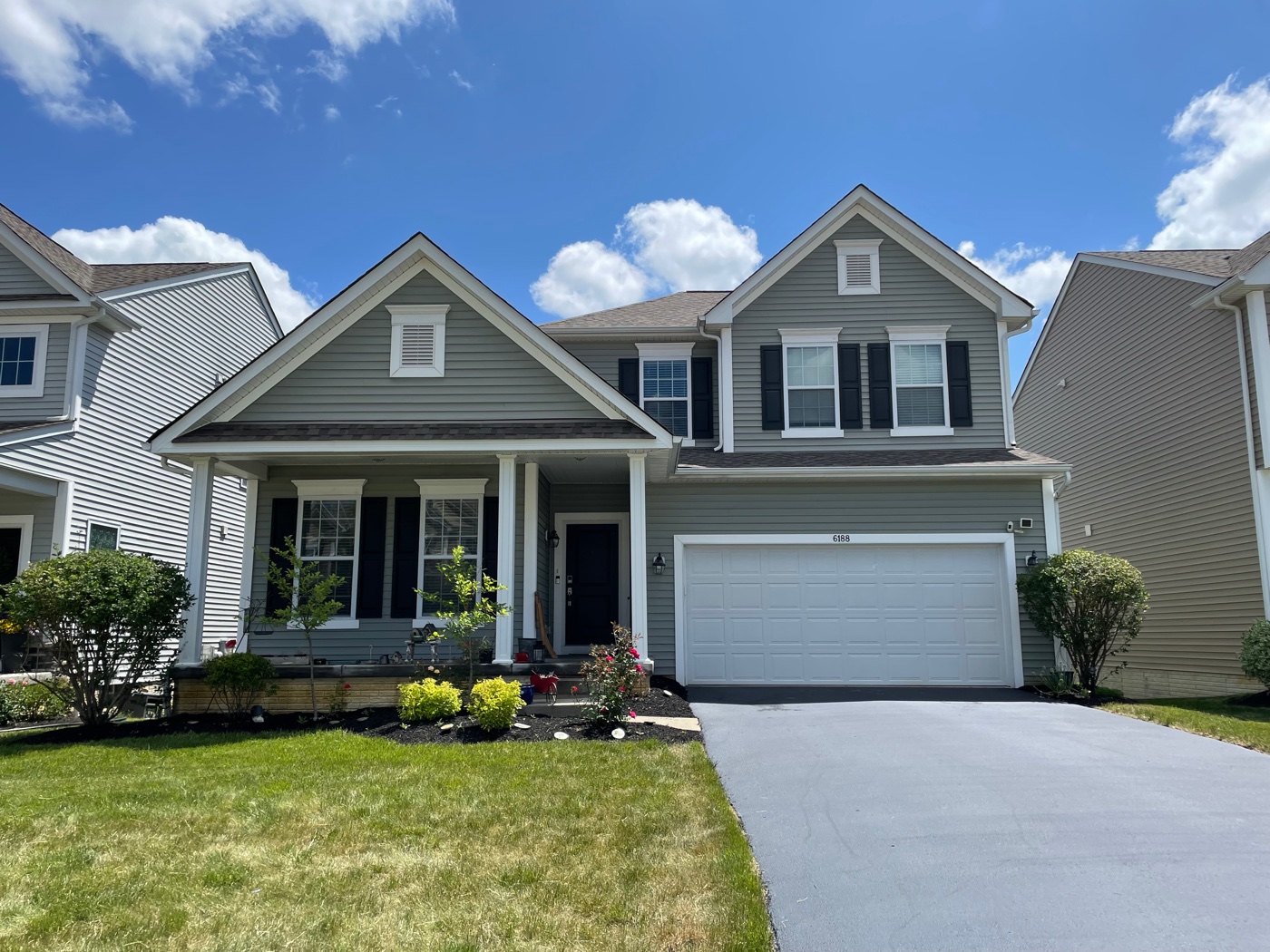 Pinnacle Wash soft-washing the vinyl siding of a two-story home in Reynoldsburg, OH