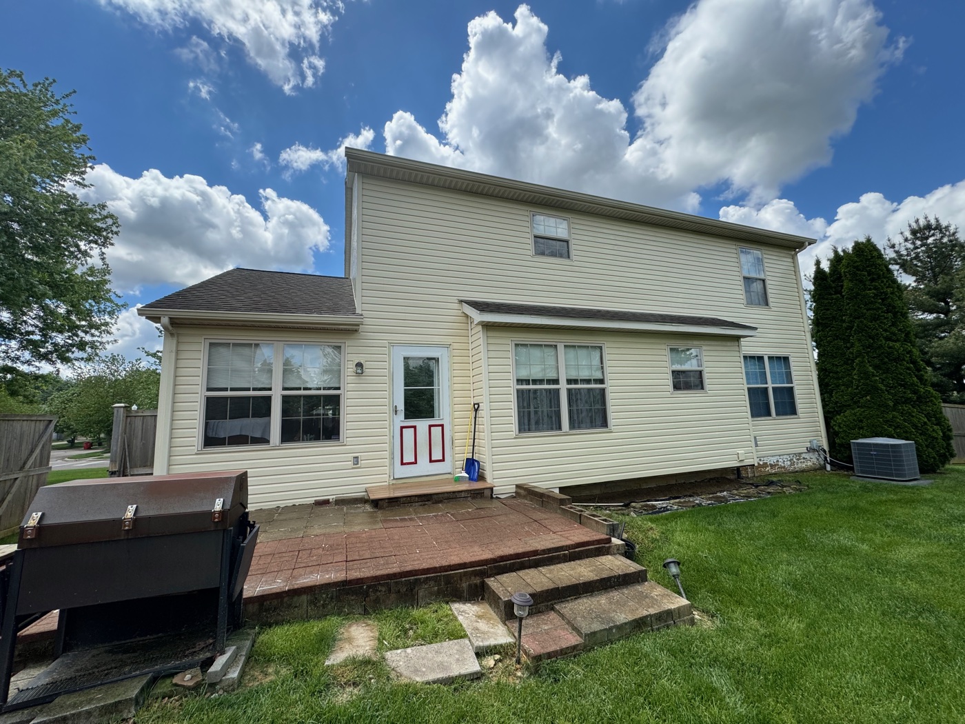 Soft-washed brick-and-vinyl two-story home in a Pickerington subdivision